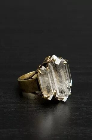 Bague supérieur en pierre blanche